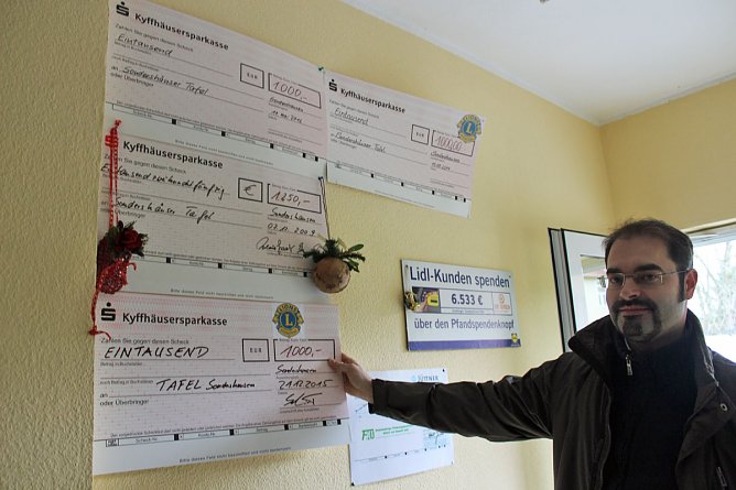 Lions unterstützen Tafel (Foto: Karl-Heinz Herrmann) Lions unterstützen Tafel (Foto: Karl-Heinz Herrmann)