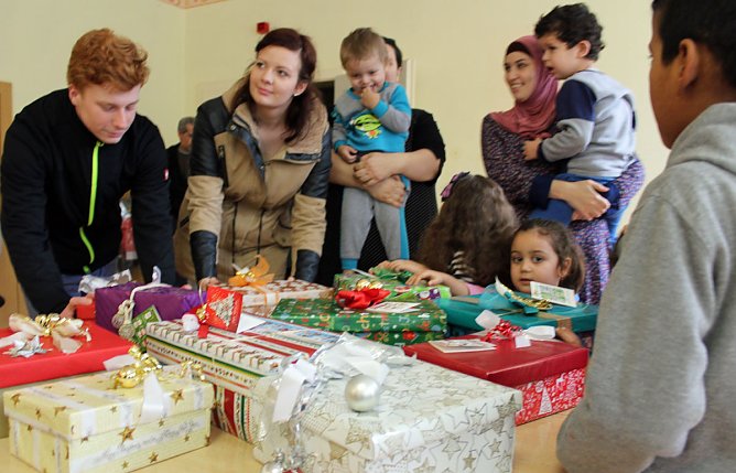 Weihnachtspäckchen an Asylbewerber (Foto: Karl-Heinz Herrmann) Weihnachtspäckchen an Asylbewerber (Foto: Karl-Heinz Herrmann)