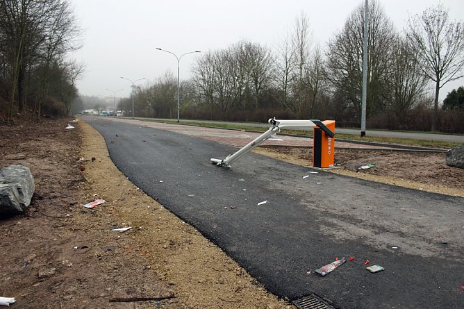 Auf Bundeswehrparkplatz randaliert? (Foto: Karl-Heinz Herrmann) Auf Bundeswehrparkplatz randaliert? (Foto: Karl-Heinz Herrmann)