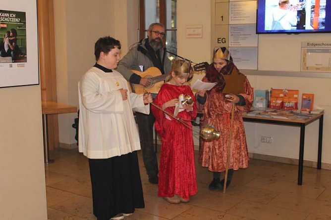 Sternsinger am Sonntag (Foto: Karl-Heinz Herrmann) Sternsinger am Sonntag (Foto: Karl-Heinz Herrmann)