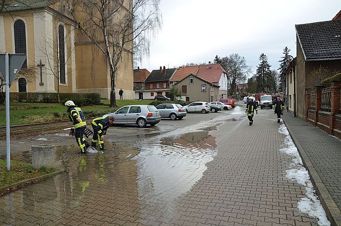 Rohrleitung in Greußen geplatzt (Foto: FFW Greußen) Rohrleitung in Greußen geplatzt (Foto: FFW Greußen)