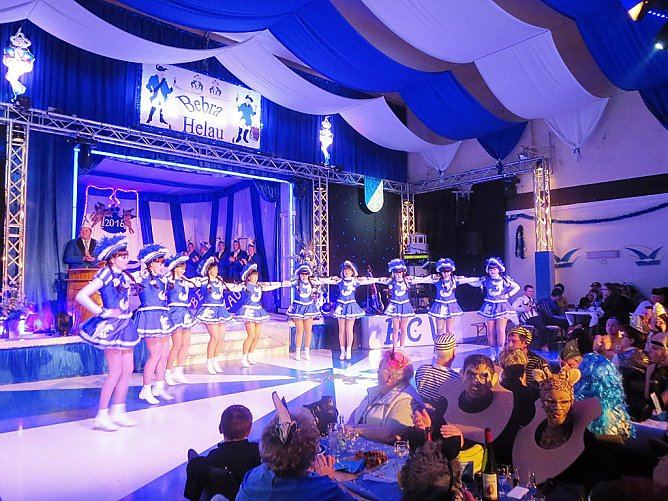 Narrenvolk feiert in Bebra (Foto: Karnevalslverein Blau-Weiss) Narrenvolk feiert in Bebra (Foto: Karnevalslverein Blau-Weiss)