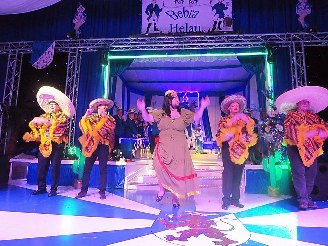 Narrenvolk feiert in Bebra (Foto: Karnevalslverein Blau-Weiss) Narrenvolk feiert in Bebra (Foto: Karnevalslverein Blau-Weiss)