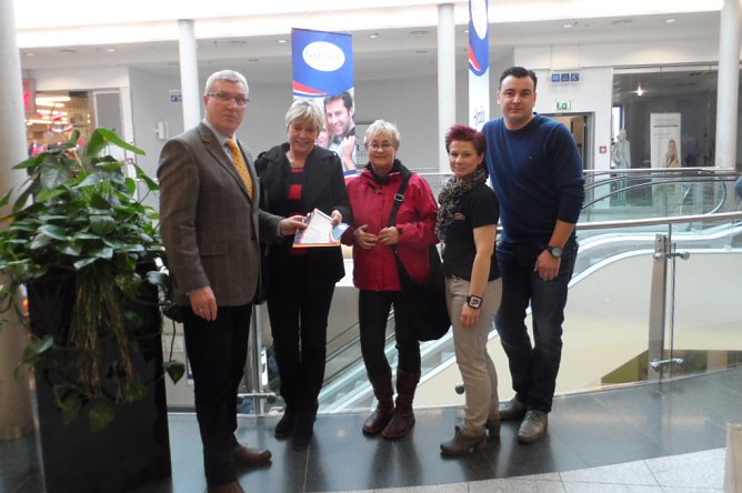 &Uuml;bergabe eines Schecks (Foto: Galerie am Schlossberg)