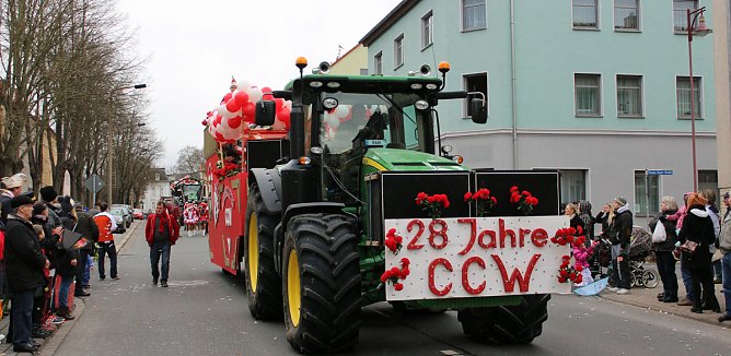 N&auml;rrinnen und Narren trotzen Wetter (2) (Foto: Karl-Heinz Herrmann)