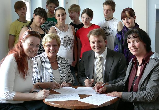 Vertrag unterzeichnet (Foto: Theater)