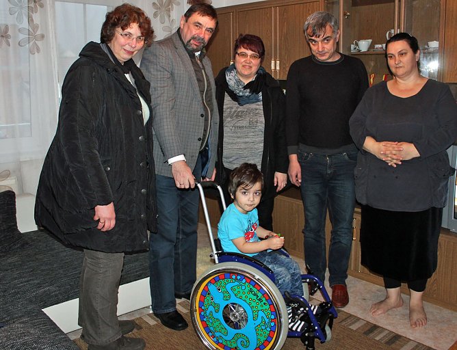 Kirchgemeinde &uuml;bergibt Rollstuhl (Foto: Karl-Heinz Herrmann)