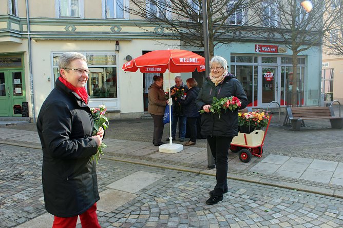 Blumengr&uuml;&szlig;e von den Parteien (Foto: Karl-Heinz Herrmann)
