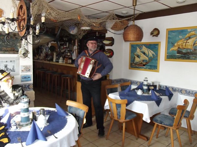 Beim singenden Fischkoch in Vehra (Foto: Thomas Leipold)