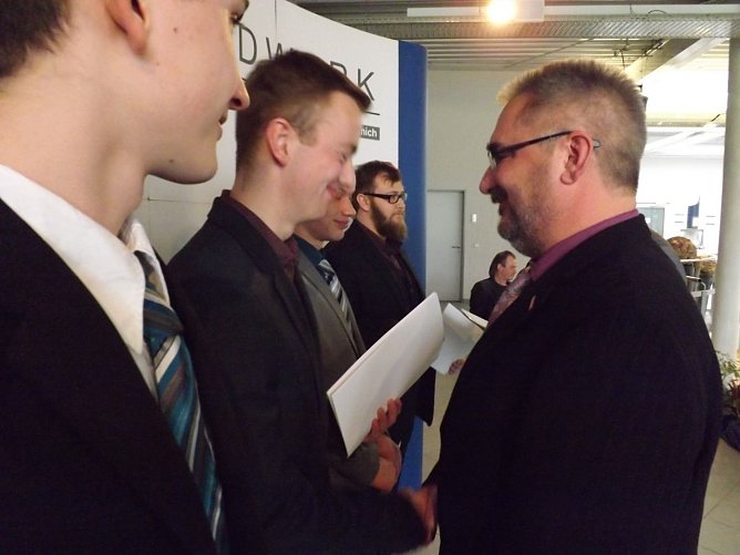 Kreishandwerksmeister Roland Reichenbach (r.) bei der &Uuml;bergabe der Gesellenbriefe. (Foto: mix)