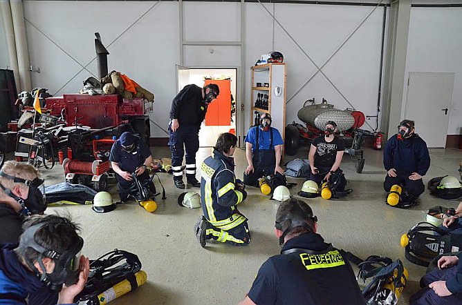 Atemschutzger&auml;tetr&auml;ger Lehrgang 2016 in der Feuerwehr Greu&szlig;en (Foto: Andreas Hocke)
