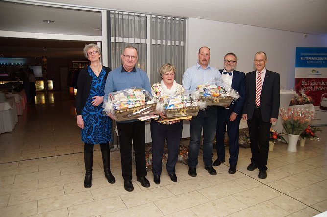 Frau Dr. med. Maria Westphal, 125. Spende Klaus Rebettge, 100. Spende Christine Br&uuml;ckner, 100. Spende Henry Gerbing, Peter Hengstermann Pr&auml;sident DRK-Kyff.kreisverband Sondershausen, Prof. Dr. med. Reinhard Kappe (Foto: Sven K&ouml;hn)