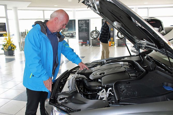 Neue E-Klasse ist da (Foto: Karl-Heinz Herrmann) Neue E-Klasse ist da (Foto: Karl-Heinz Herrmann)