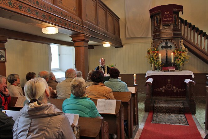 Spanischer Maler übergab Bild (Foto: Karl-Heinz Herrmann) Spanischer Maler übergab Bild (Foto: Karl-Heinz Herrmann)