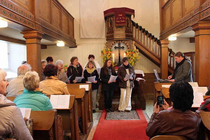 Spanischer Maler übergab Bild (Foto: Karl-Heinz Herrmann) Spanischer Maler übergab Bild (Foto: Karl-Heinz Herrmann)