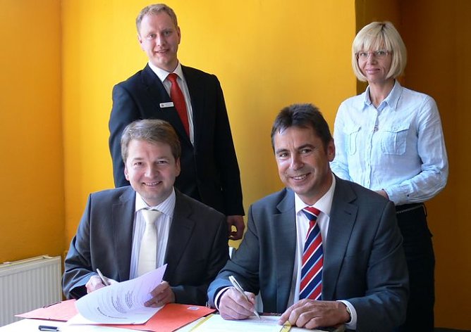 Unterzeichnet (Foto: I. K&uuml;hn)