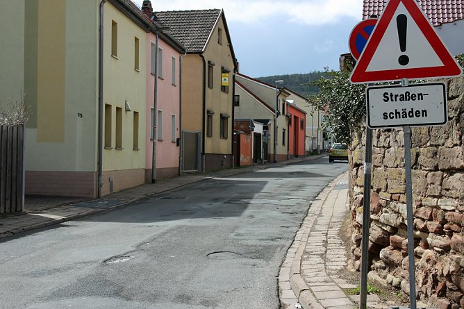 Straßenschäden in Jecha (Foto: Karl-Heinz Herrmann) Straßenschäden in Jecha (Foto: Karl-Heinz Herrmann)