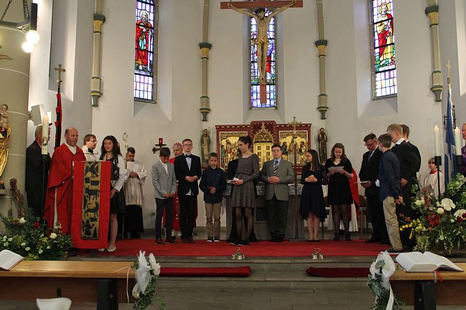 Weihbischof zur Firmung 2016 in Sondershausen (Foto: Karl-Heinz Herrmann)