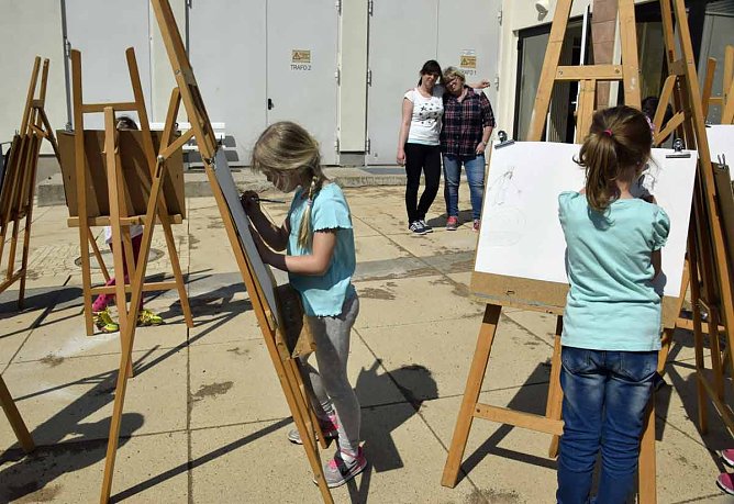 Knirpse erkunden das Panorama-Gem&auml;lde (Foto: Fred B&ouml;hme)