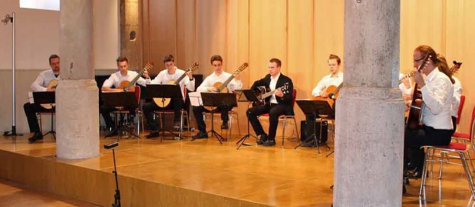 Gitarrenspiel vom Feinsten (Foto: Karl-Heinz Herrmann)