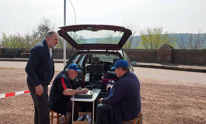 Funkamateure an der Reichsburg Kyffhausen (Foto: Markus Heise) Funkamateure an der Reichsburg Kyffhausen (Foto: Markus Heise)