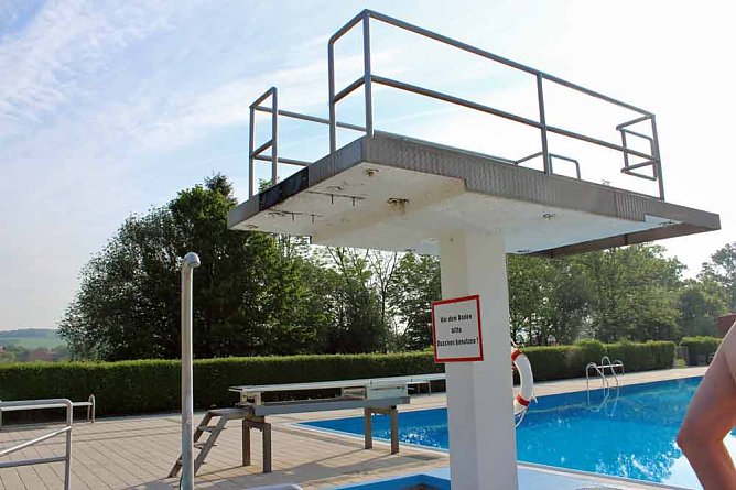 Nach Reparatur Freibadsaison gestartet (Foto: Karl-Heinz Herrmann) Nach Reparatur Freibadsaison gestartet (Foto: Karl-Heinz Herrmann)