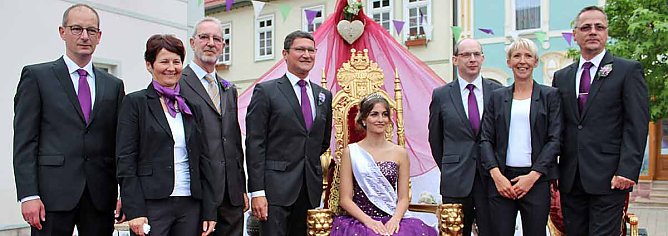 Fliederprinzessin in Amt eingeführt (Foto: Karl-Heinz Herrmann) Fliederprinzessin in Amt eingeführt (Foto: Karl-Heinz Herrmann)
