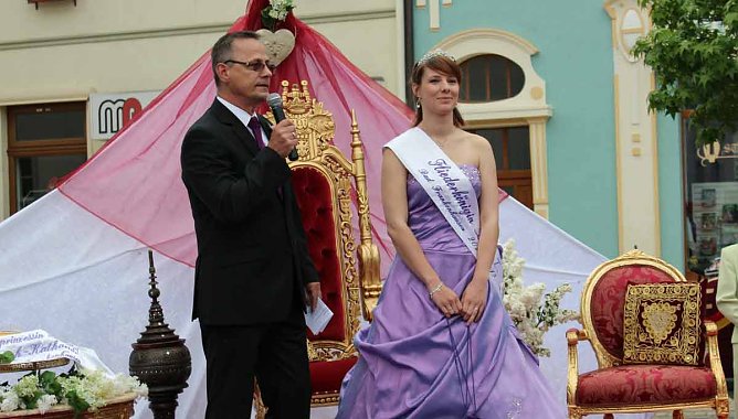 Fliederprinzessin in Amt eingeführt (Foto: Karl-Heinz Herrmann) Fliederprinzessin in Amt eingeführt (Foto: Karl-Heinz Herrmann)