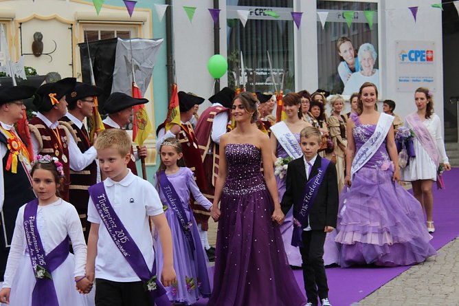 Fliederprinzessin in Amt eingeführt (Foto: Karl-Heinz Herrmann) Fliederprinzessin in Amt eingeführt (Foto: Karl-Heinz Herrmann)