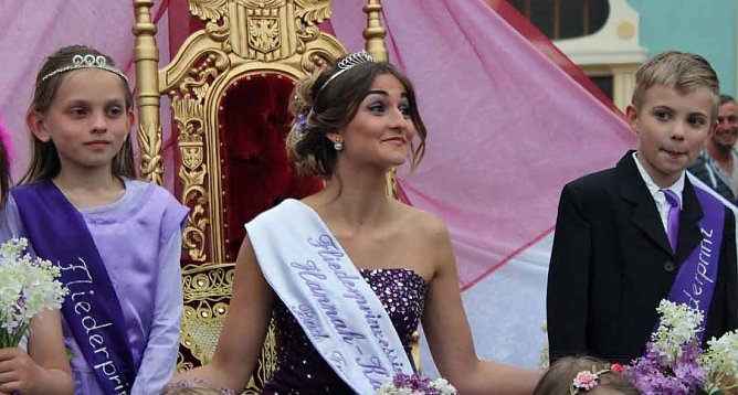 Fliederprinzessin in Amt eingeführt (Foto: Karl-Heinz Herrmann) Fliederprinzessin in Amt eingeführt (Foto: Karl-Heinz Herrmann)