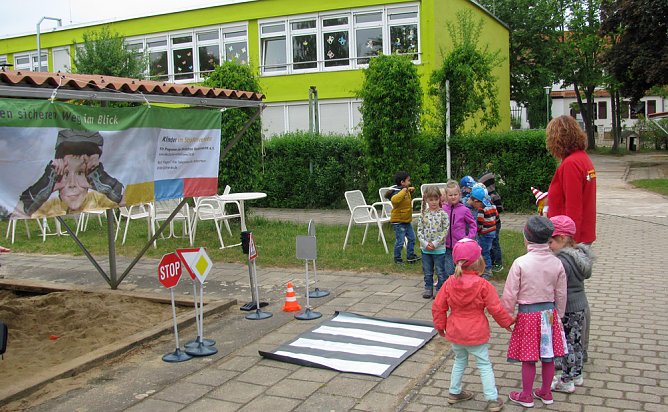 Verkehrssicherheitstag in Kita  G&auml;nsebl&uuml;mchen Ro&szlig;leben (Foto: Bernd M&uuml;ller)