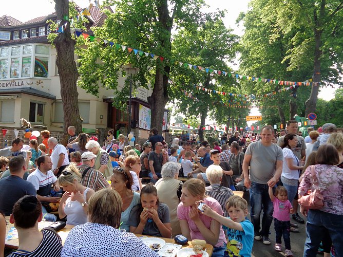 Kindervilla-Kinder begeisterten ihre Gäste zum Straßenfest (Foto: Kindervilla Bad Frankenhausen) Kindervilla-Kinder begeisterten ihre Gäste zum Straßenfest (Foto: Kindervilla Bad Frankenhausen)