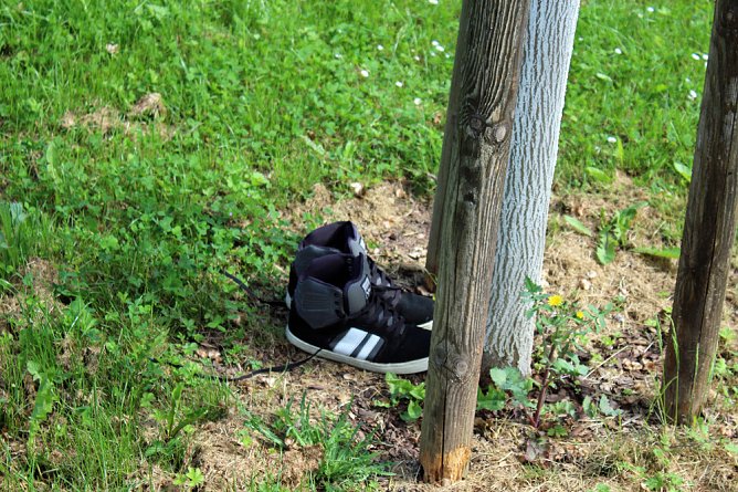 Grabmalkontrolle und gefundene Schuhe (Foto: Karl-Heinz Herrmann) Grabmalkontrolle und gefundene Schuhe (Foto: Karl-Heinz Herrmann)