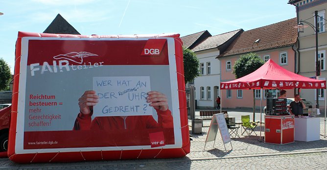 Wer hat an der Reichtumsuhr gedreht? (Foto: Karl-Heinz Herrmann) Wer hat an der Reichtumsuhr gedreht? (Foto: Karl-Heinz Herrmann)