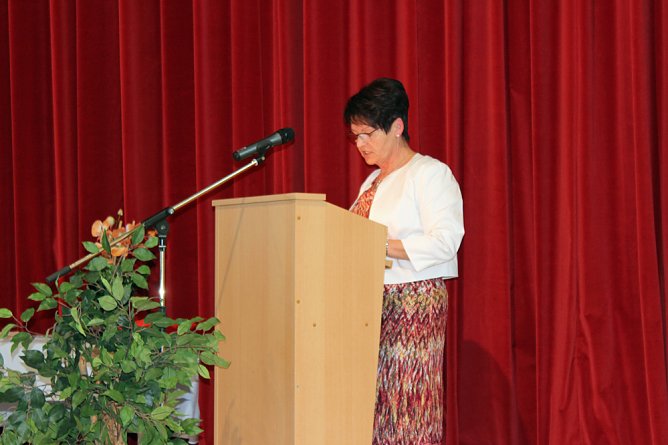 Zeugnisse &uuml;bergeben (Foto: Karl-Heinz Herrmann)