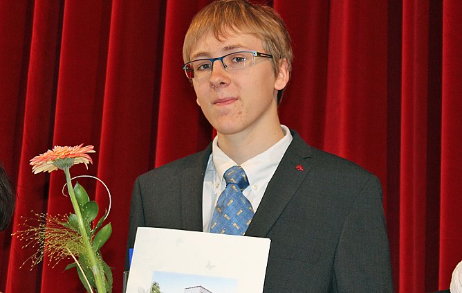 Zeugnisse &uuml;bergeben (Foto: Karl-Heinz Herrmann)