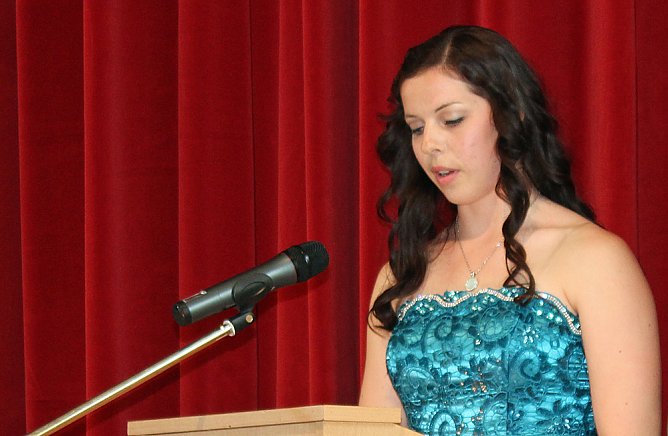 Zeugnisse &uuml;bergeben (Foto: Karl-Heinz Herrmann)