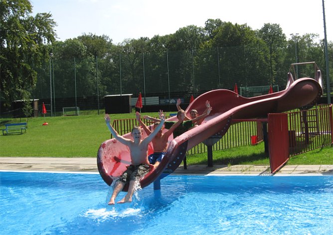 Schwimmbad Ferienpark Feuerkuppe (Foto: Ferienpark Feuerkuppe) Schwimmbad Ferienpark Feuerkuppe (Foto: Ferienpark Feuerkuppe)