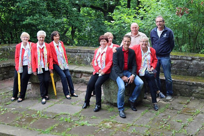 Klingender Wanderweg &uuml;bergeben (Foto: Karl-Heinz Herrmann)