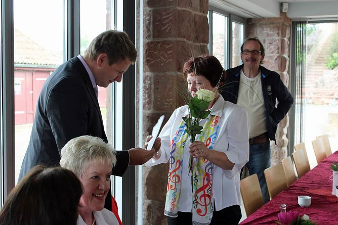 Klingender Wanderweg &uuml;bergeben (Foto: Karl-Heinz Herrmann)