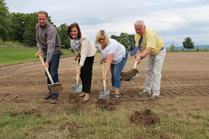 Spatenstich f&uuml;r den Sportplatz (Foto: Karl-Heinz Herrmann)