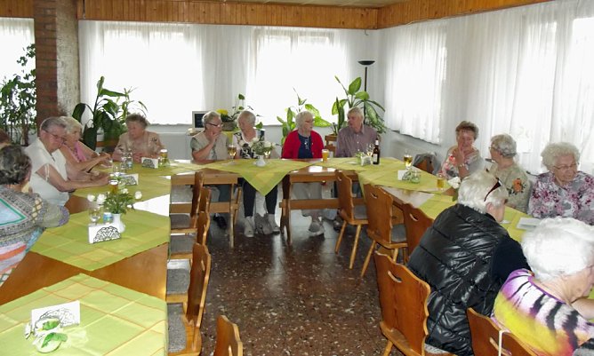 Kaffeetafel mit Geburtstagskindern im WB 4 (Foto: Thomas Leipold)