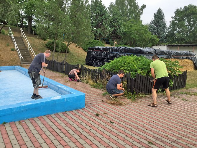 Gemeinschaftlicher Arbeitseinsatz im Freibad (Foto: Frank Kette) Gemeinschaftlicher Arbeitseinsatz im Freibad (Foto: Frank Kette)