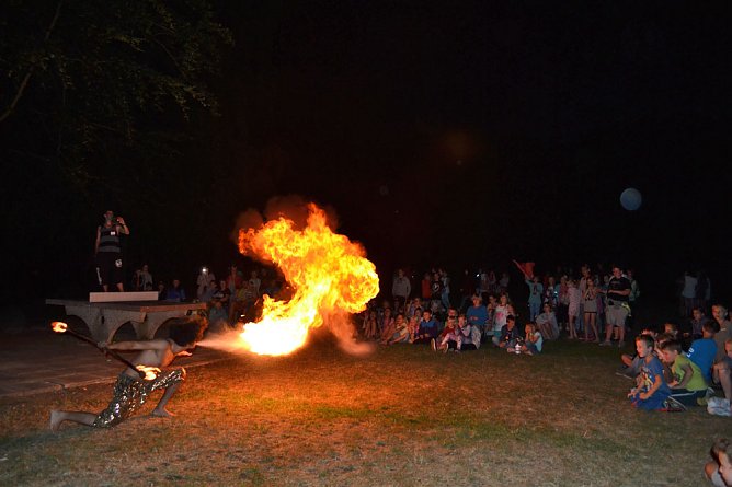 Fest am Lagerfeuer (Foto: Ferienpark Feuerkuppe)