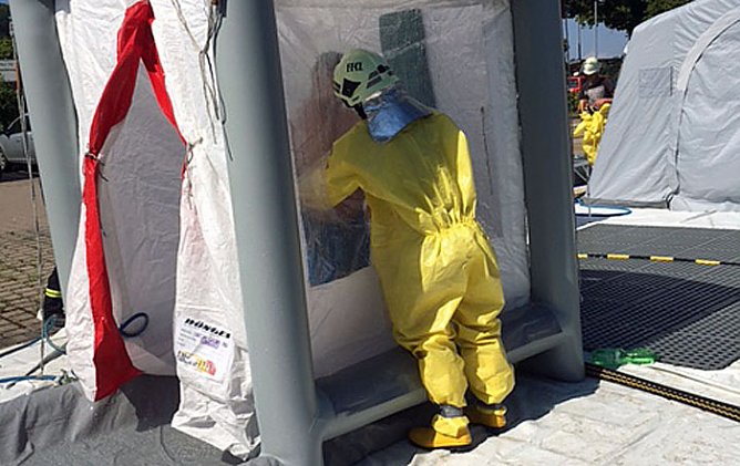 Heißer Tanz der Rettungskräfte (Foto: Sven Oesterheld) Heißer Tanz der Rettungskräfte (Foto: Sven Oesterheld)