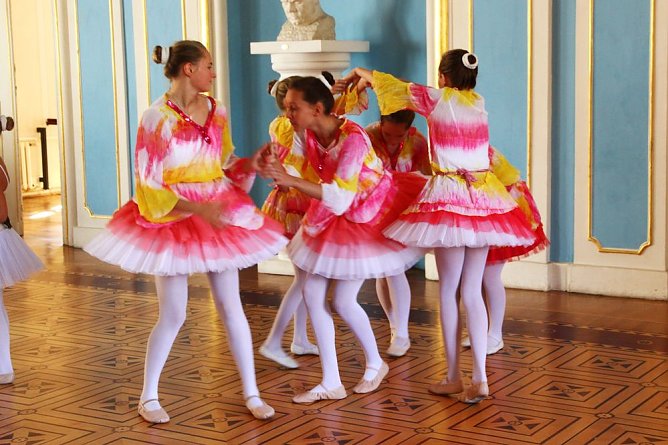 Tänzerinnen bereichern Denkmalstag. (Foto: Günter Herting) Tänzerinnen bereichern Denkmalstag. (Foto: Günter Herting)