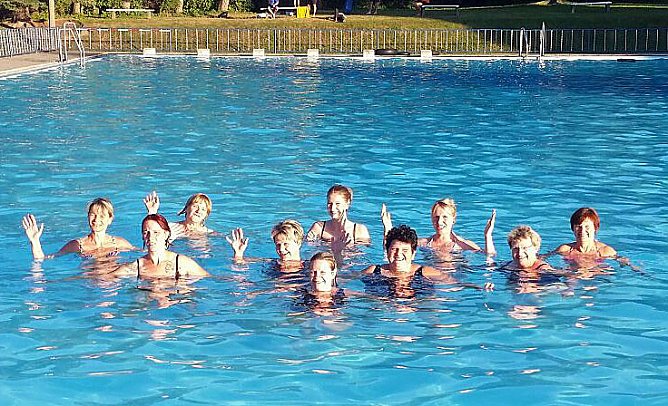 Frauensportgruppe traf sich zum Abbaden im Freibad Großfurra (Foto: Katharina Töppe) Frauensportgruppe traf sich zum Abbaden im Freibad Großfurra (Foto: Katharina Töppe)