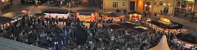 Markt beim Weinfest voll (Foto: Karl-Heinz Herrmann)