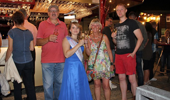 Markt beim Weinfest voll (Foto: Karl-Heinz Herrmann)