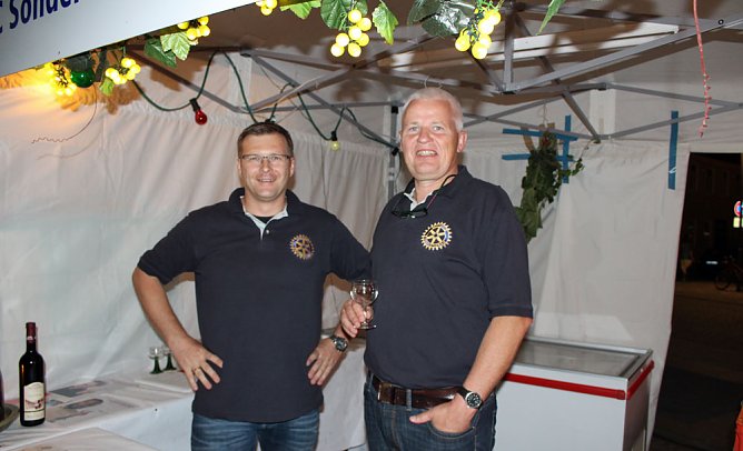 Markt beim Weinfest voll (Foto: Karl-Heinz Herrmann)